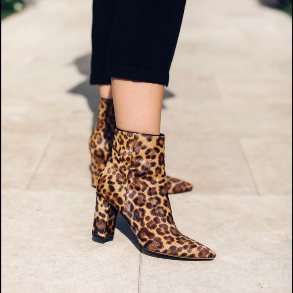 Marc Fisher Size 6 brown multi pony booties animal print